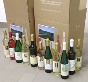 Pour l'envoi du vin par la poste, les bouteilles sont emballées dans un carton spécial pour le transport.